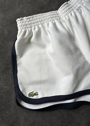 Стильные белые шортики lacoste
