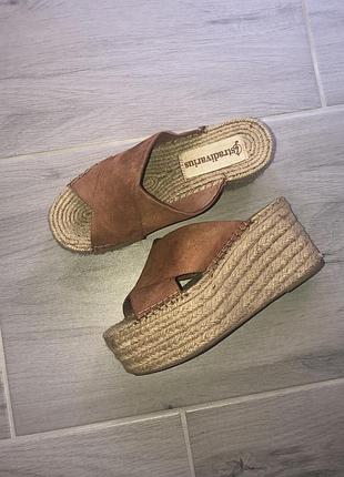 Еспадрилі на танкетці