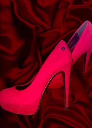 Красные женские каблуки1 фото
