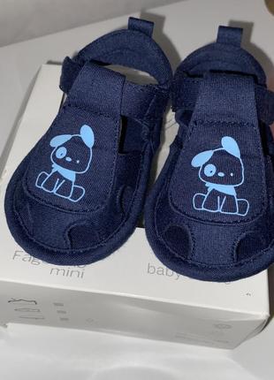 Босоніжки для малюка в синьому кольорі. розмір: 18