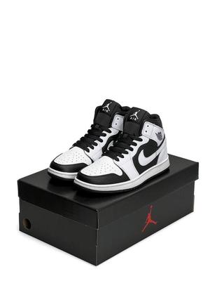 Женские кроссовки nike air jordan 1 retro hd white black