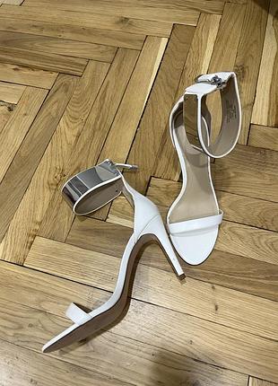 Босоніжки zara