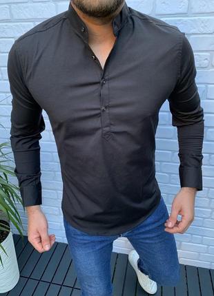 Чоловіча приталена сорочка з довгим рукавом у чорному кольорі.