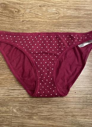Шикарные, базовые, коттоновые, трусики, вешневого цвета, с красивым, принтом, в сердечки, от бренда: m&amp;s 👌