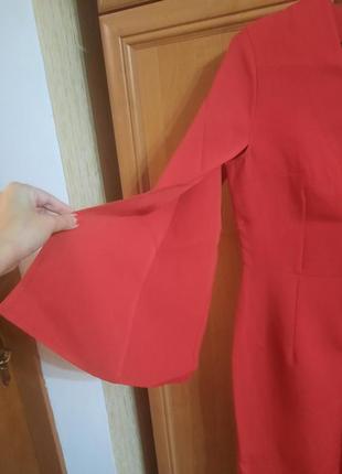 Плаття червоне з ефектними рукавами5 фото