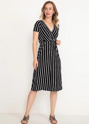 Платье в черно-белую полоску
