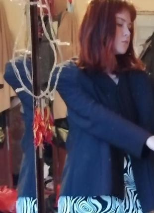 Чорний жіночий діловий ретро піджак з плечима в стилі мінімалізм і підплічниками9 фото
