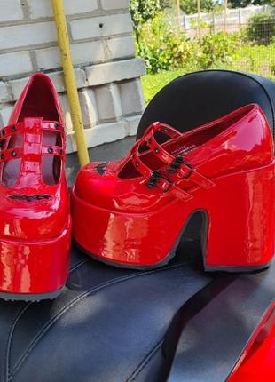 Demonia camel red