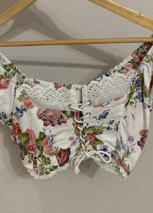 Топ на завязках в цветы с кружевом в стиле zara h&m