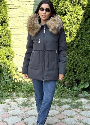 Короткая зимняя куртка с натуральным мехом енота
