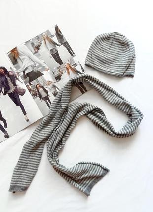 Сірий смугастий комплект з шапки і шарфика benetton