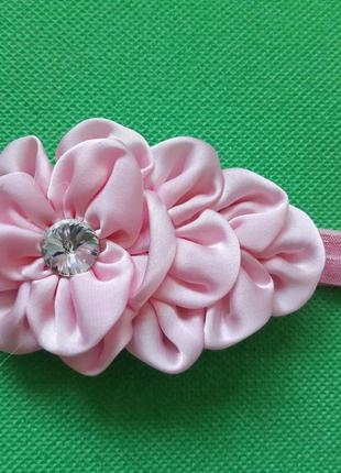 Нарядная повязка детская светло-розовая -  цветок 10см, размер универсальный (на резинке)2 фото