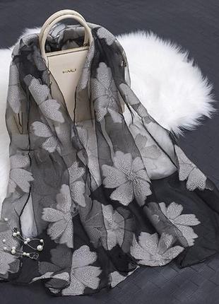 Женский шарфик с цветочками 180 на 68 см серо-черный