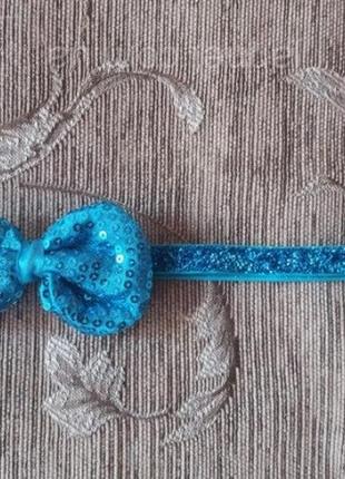 Детская голубая повязка с пайетками - бант 9*5см, окружность 38-50см