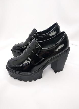Туфли на тракторной подошве и каблуке, черный лак4 фото