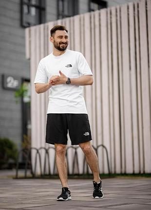 Спортивный костюм футболка и шорты