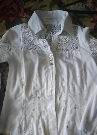 Біла нарядна блузка