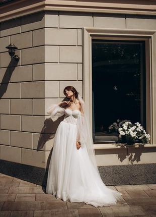 Продаю неймовірно  гарну та ніжну весільну сукню зі шлейфом!