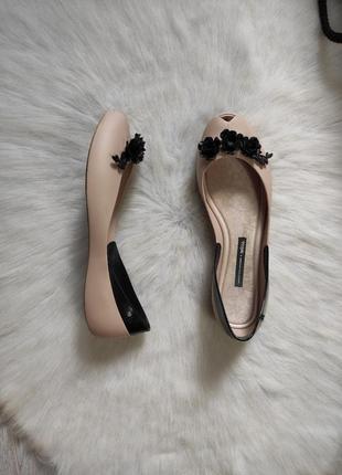 Бежеві ароматизовані туфлі балетки босоніжки сандалії з чорними трояндочками квітами melissa2 фото