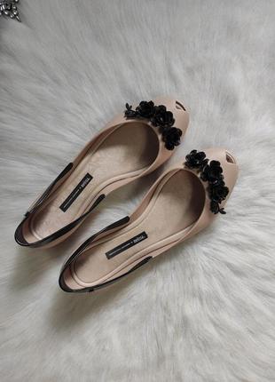 Бежевые ароматизированные туфли балетки босоножки сандалии с черными розочками цветами melissa1 фото