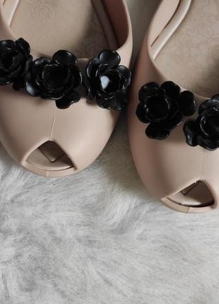 Бежевые ароматизированные туфли балетки босоножки сандалии с черными розочками цветами melissa5 фото