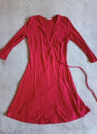 Красное платье на запах bershka