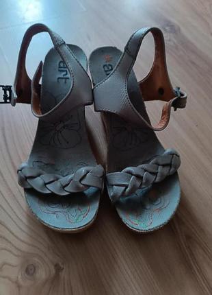 Босоножки кожаные