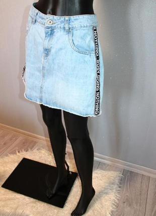 Стильная джинсовая мини-юбка голубая с лампасами нашивками l 48