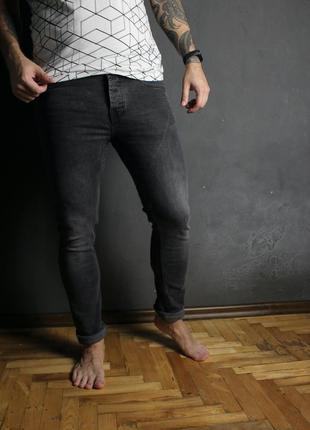 Красивые зауженные джинсы