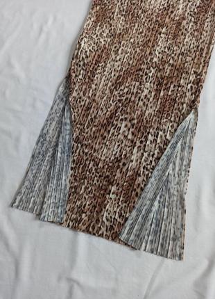 Плиссированное длинное платье в леопардовый принт с разрезами по бокам/вырезами2 фото