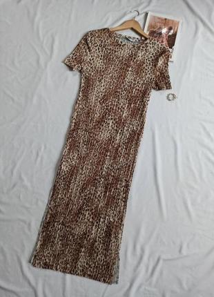 Плиссированное длинное платье в леопардовый принт с разрезами по бокам/вырезами1 фото