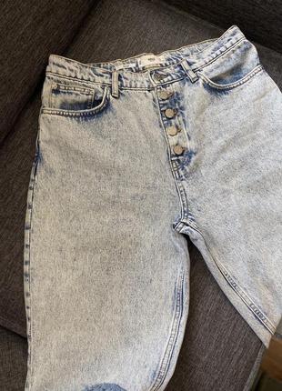 Стильные джинсы момы с рваностями10 фото