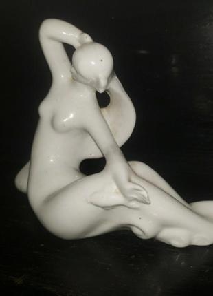 Фарфоровая статуэтка девушка с рыбкой (огородница)