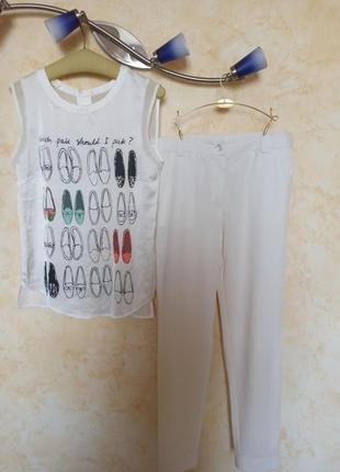 Повседневный аутфит светлые брюки и футболка с туфельками