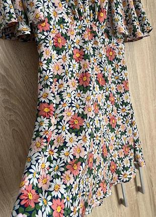 Женское короткое летнее платье в цветочный принт