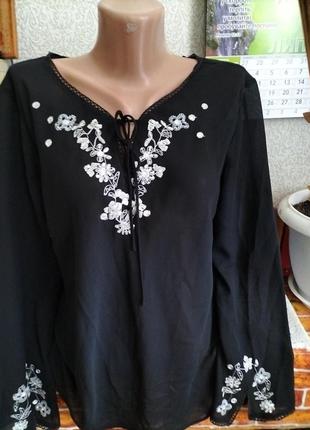 Блуза із вишивкою