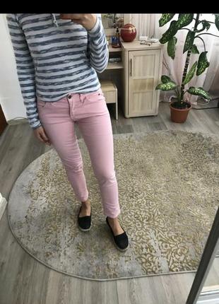 Пудровые розовые укороченные джинсы узкие брюки бриджи от denim co