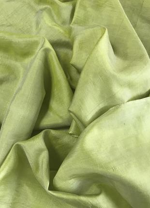 Прелестный салатовый палантин из тканного тайского шелка.3 фото