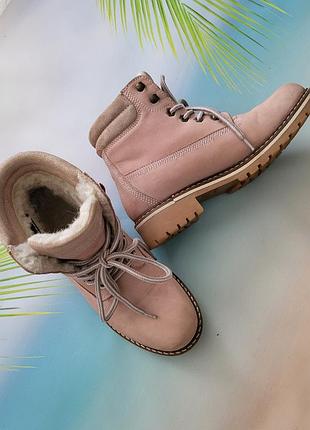 Черевики пудрового кольору на шнурівці