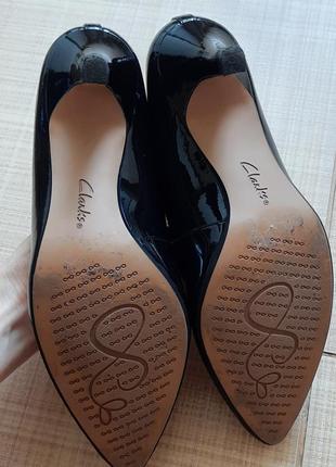Чорні лакові туфлі човники clarks isidora faye4 фото