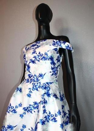 Стильное королевское пышное длинное белое синее цветочное платье со шлейфом chi chi london s4 фото
