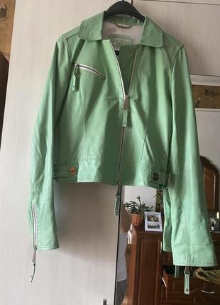 Курточка красивого салатового цвета, кажется, что кожа