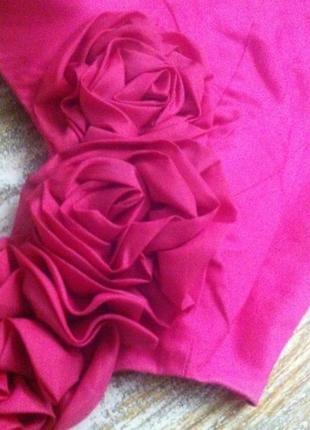 Стильное яркое коктельное фуксия малиновое платье на одно плечо с объемными цветками розами хс-с.2 фото