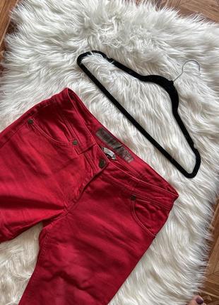Красные яркие джинсы