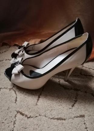 Босоножки туфли бежевые с лакированный вставками бантиком на высокой шпильке каблуке2 фото