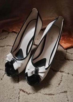 Босоножки туфли бежевые с лакированный вставками бантиком на высокой шпильке каблуке3 фото