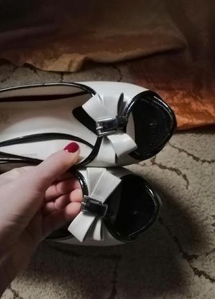 Босоножки туфли бежевые с лакированный вставками бантиком на высокой шпильке каблуке5 фото