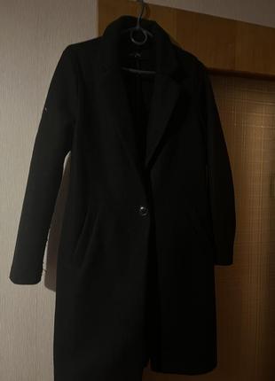 Черное пальто в длине миди1 фото