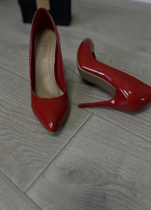 Червоні туфлі човники