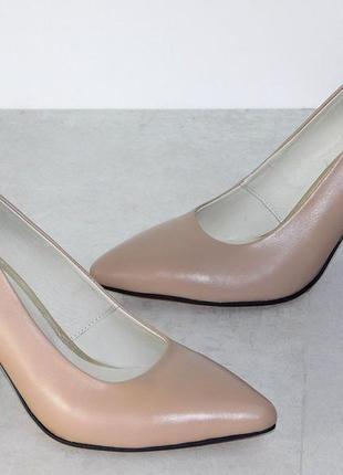 Бежевые кожаные туфли на устойчивом каблуке женские9 фото